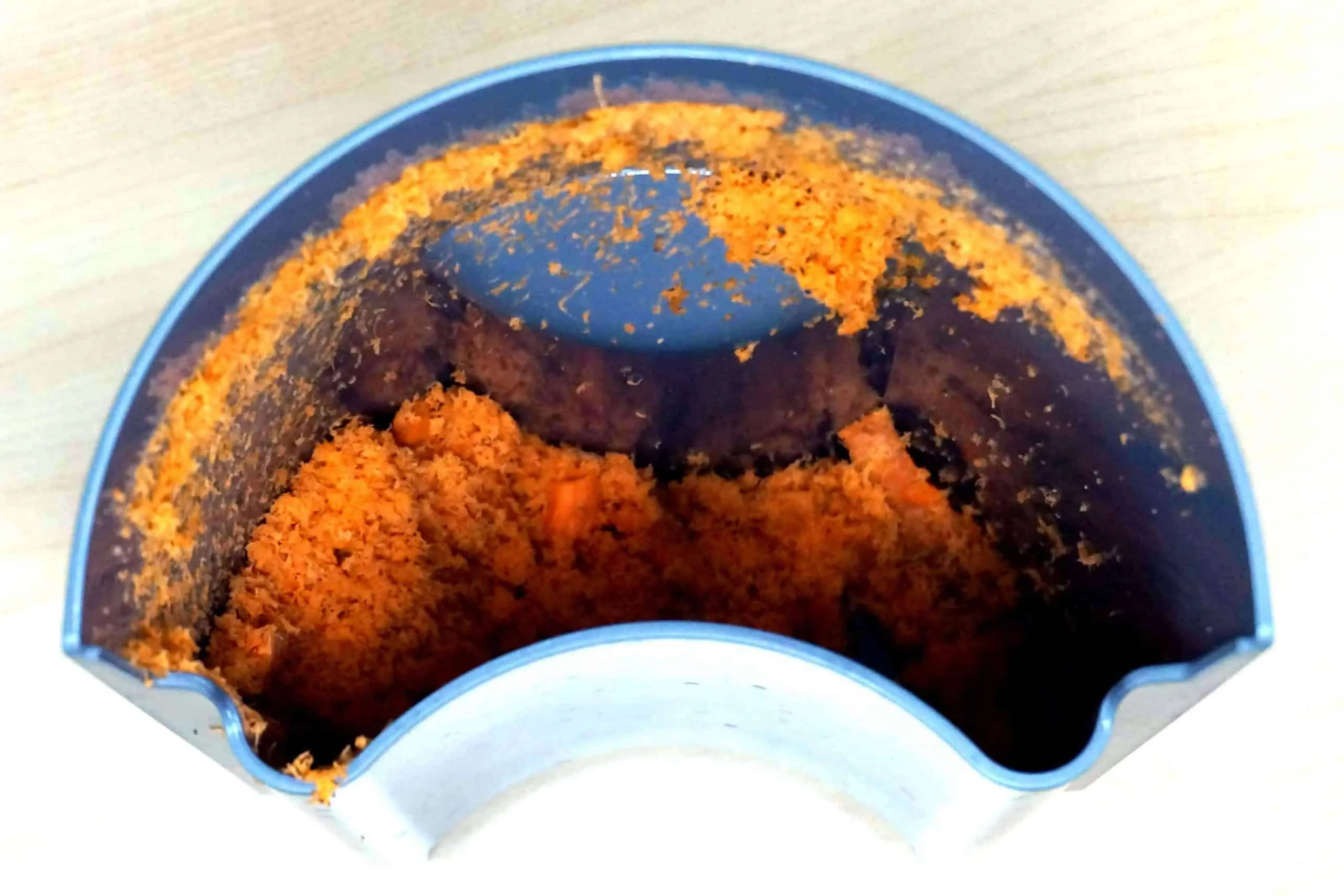 Karottentrester im Auffangbehälter des Braun J700 Multiquick 7