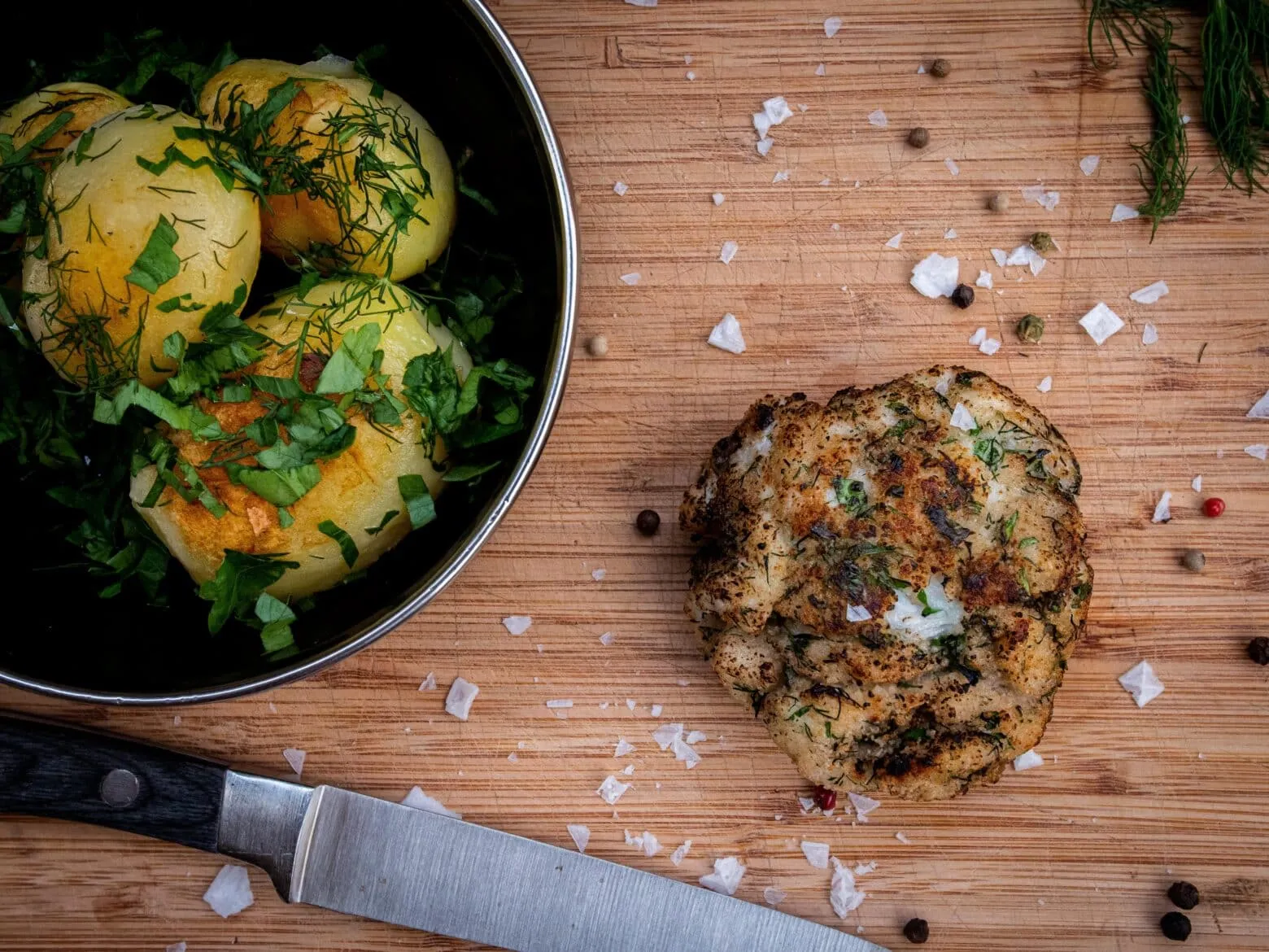 Karpfen als schmackhafte Fischfrikadelle auf dem Grill zubereitet