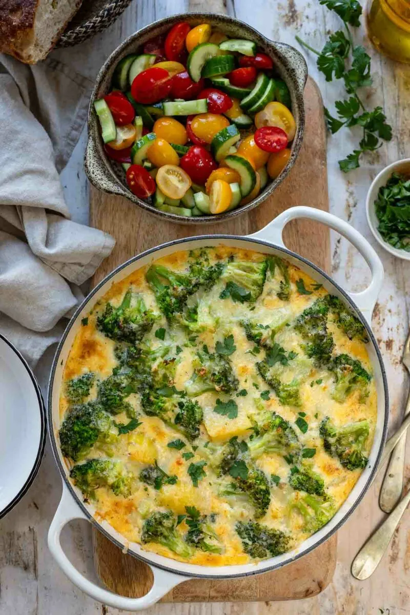 Kartoffel-Brokkoli-Auflauf mit frischem Tomaten-Gurken-Salat