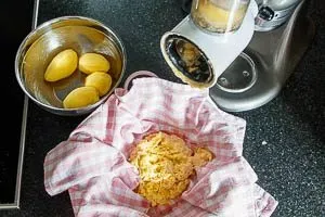 Kartoffeln für Rösti in Raspel reiben