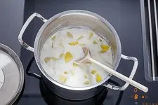 Kartoffeln in Milch leicht köcheln lassen mit Deckel