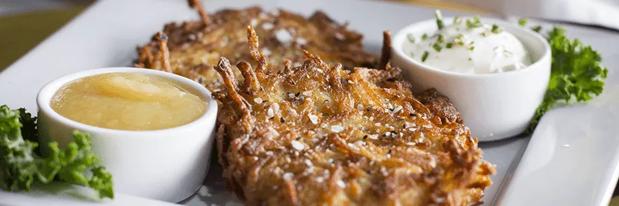 Kartoffelpuffer mit saurer Sahne und Apfelmus