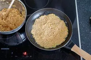 Kartoffelrösti in einer Pfanne braten