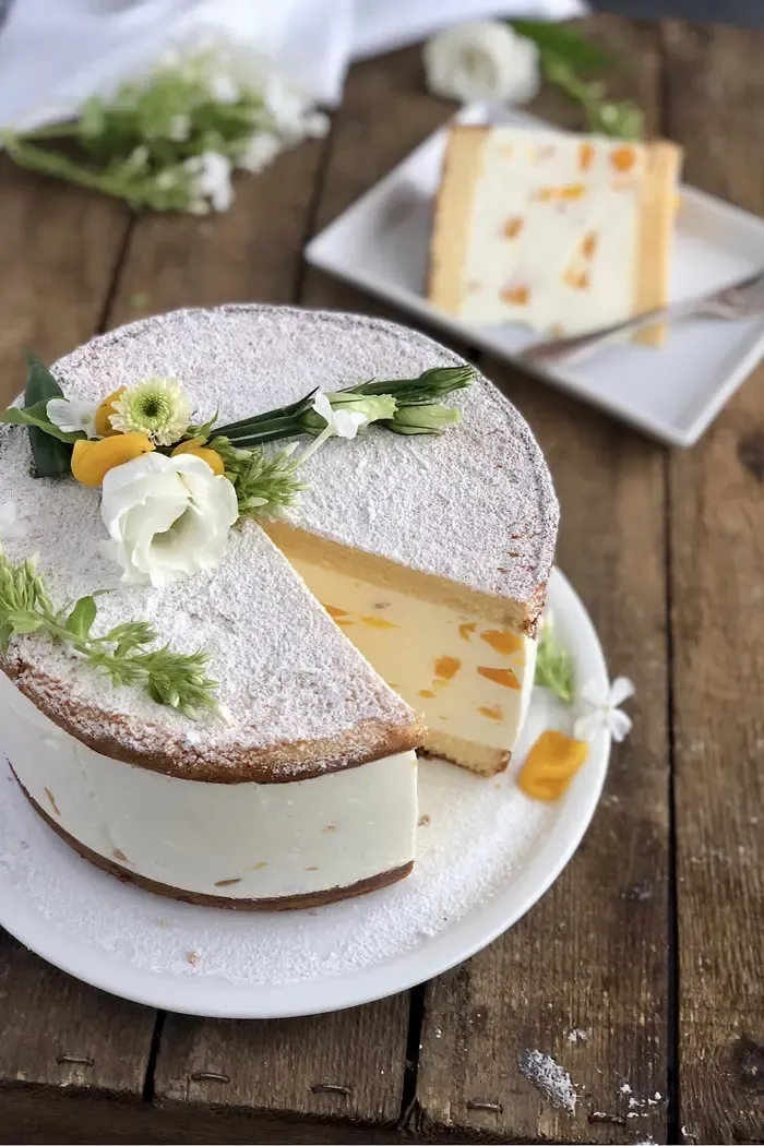 Käse Sahne Torte frisch aus dem Kühlschrank, bereit zum Servieren
