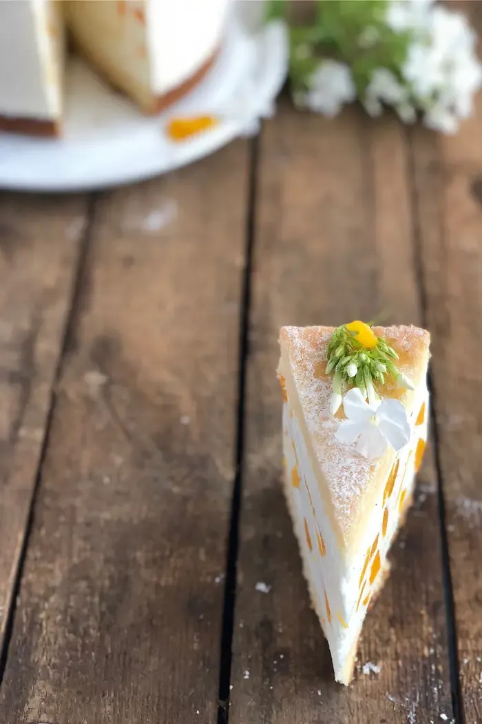 Käse Sahne Torte mit sommerlicher Dekoration