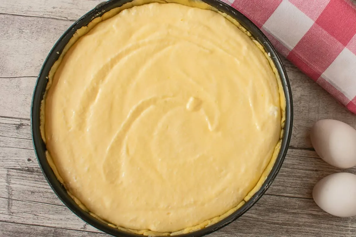 Käsekuchenfüllung in der Springform vor dem Backen