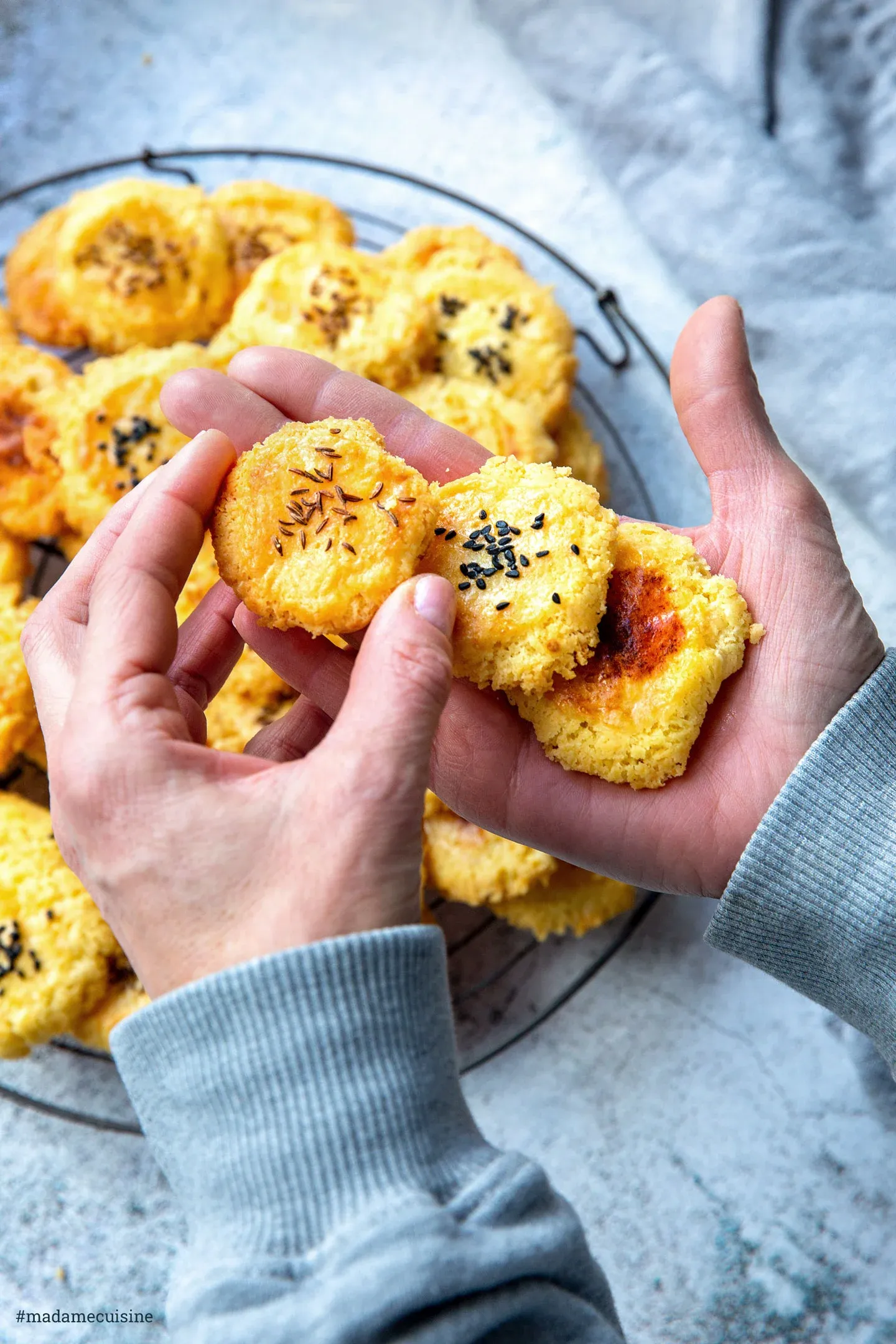Käseplätzchen vor dem Backen, bestreut mit Gewürzen