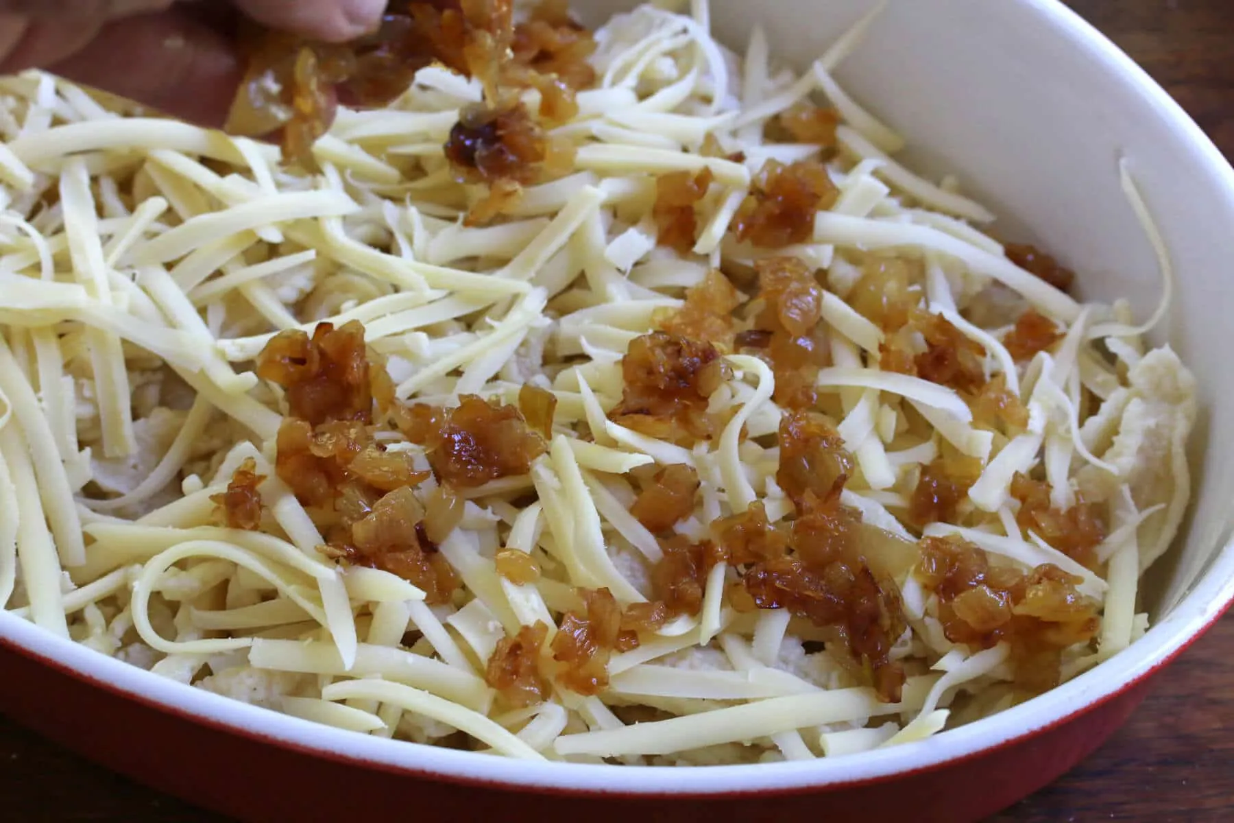 Käsespätzle in Schichten in einer Auflaufform