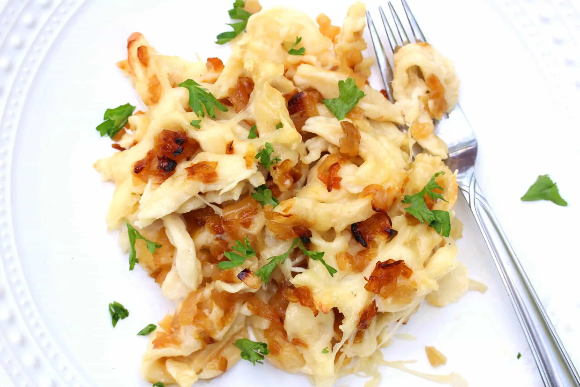 Käsespätzle mit goldbraun karamellisierten Zwiebeln und geschmolzenem Käse