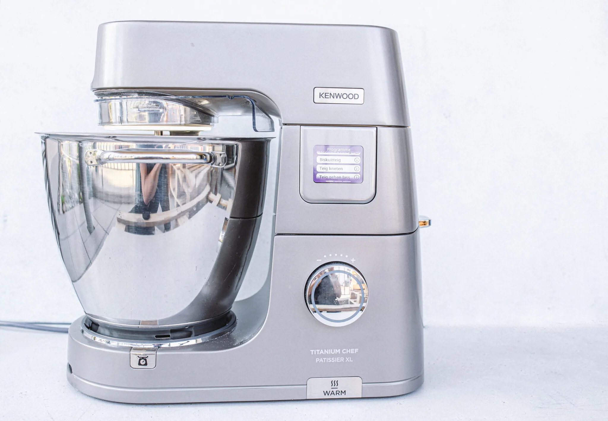 Kenwood Küchenmaschine mit Rührschüssel und Zutaten