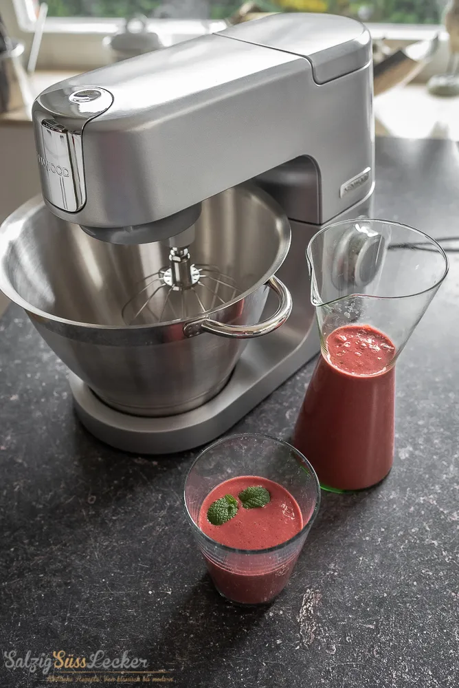 Kenwood Küchenmaschine mixt einen cremigen Beeren-Smoothie