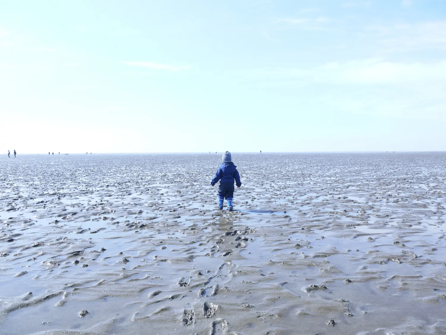 Kind spielt im Watt vor Büsum