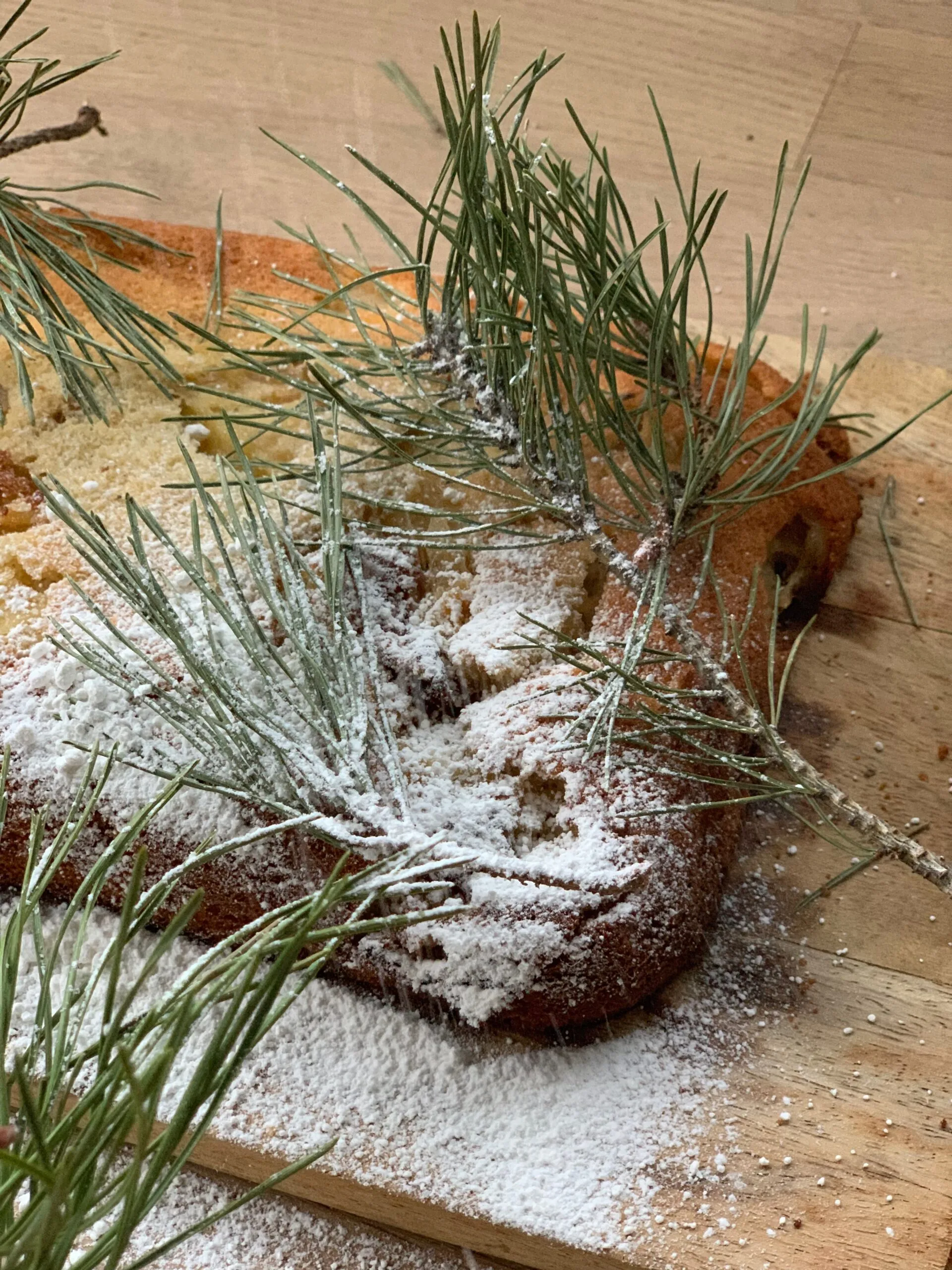Kind und Erwachsener backen gemeinsam einen Apfelkuchen in der Küche