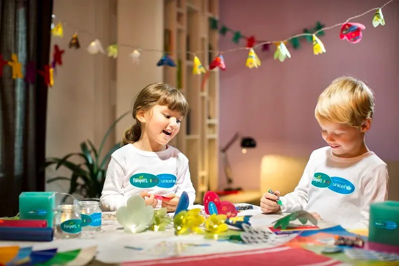 Kinder basteln im Rahmen einer Pampers UNICEF Aktion