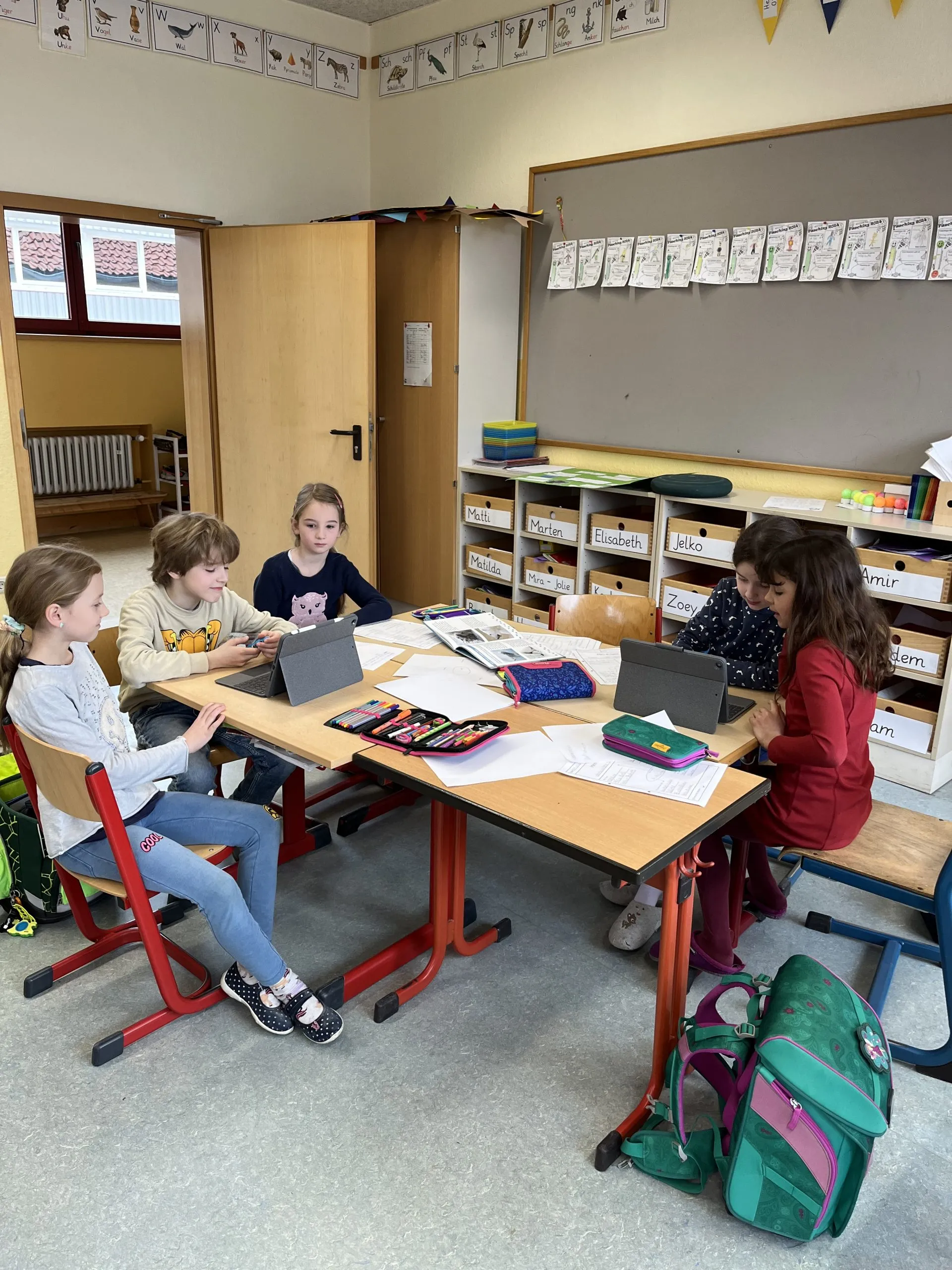 Kinder bauen fleißig an Projekten für Tiere im Werkraum