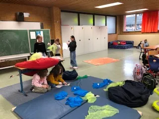 Kinder gestalten Kulissen für ihr Theaterstück