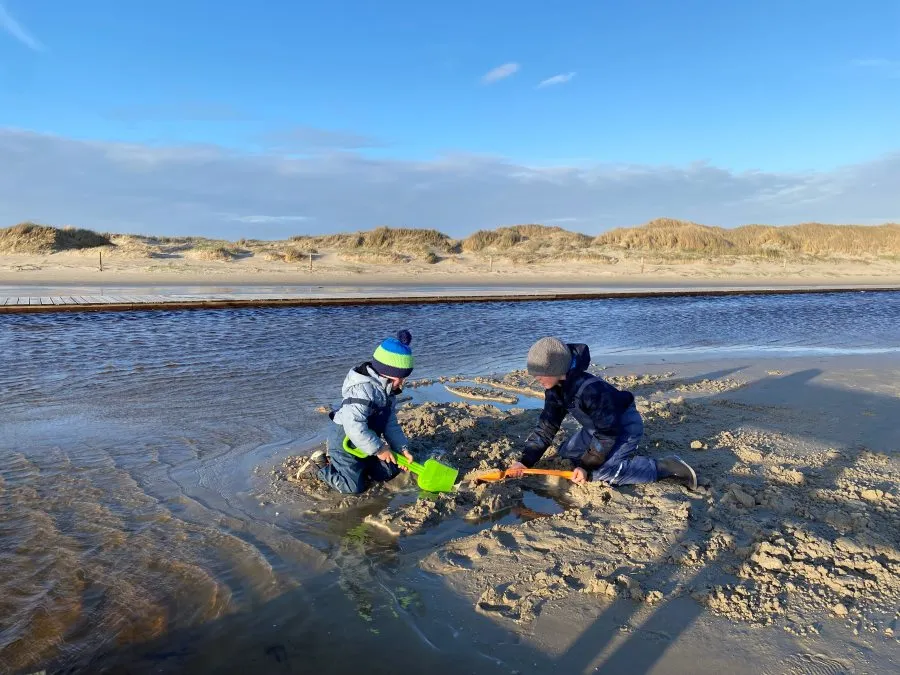 Kinder haben auch in der Nebensaison Spaß am Strand in Sankt-Peter-Ording
