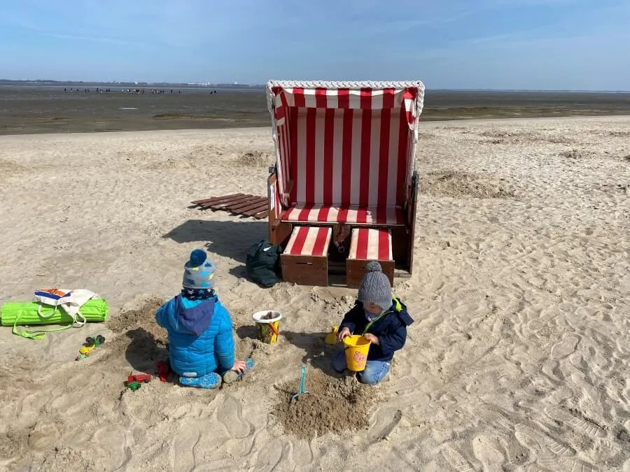 Kinder spielen am Sandstrand von Dangast