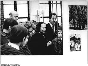 Kinder und Jugendliche bei der Ausstellung "Galerie der Freundschaft" in Berlin