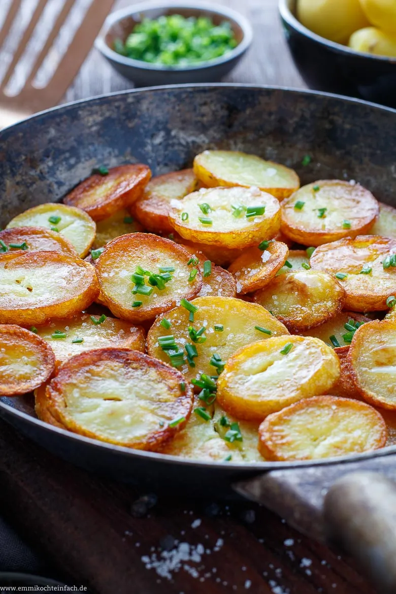 Klassische Bratkartoffeln - ganz einfach und knusprig