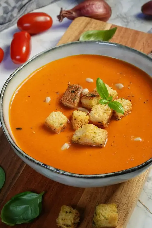 Klassische italienische Tomatensuppe, cremig und würzig