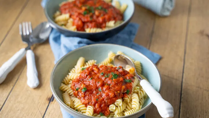 Klassische Nudeln mit Tomatensauce, ein Familienliebling