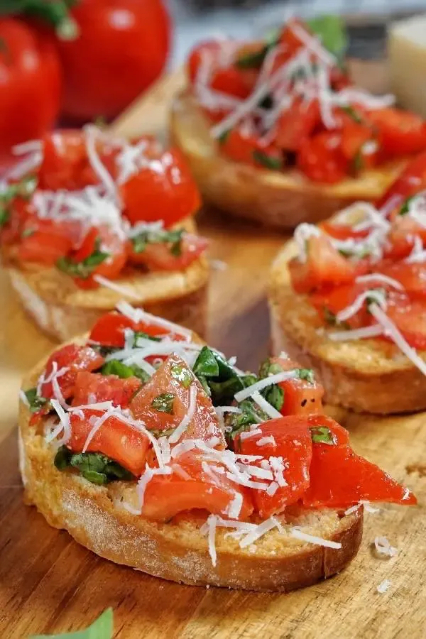 Klassisches italienisches Bruschetta mit Tomaten und Basilikum