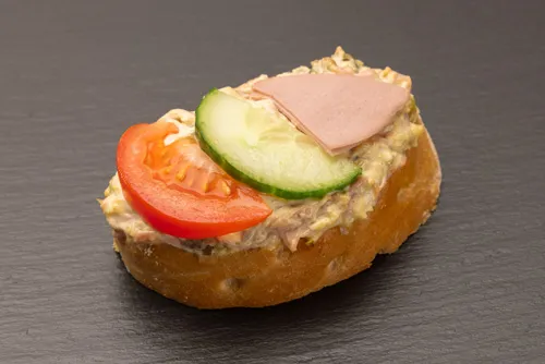 Klassisches Wurstsalat Sandwich, nach traditionellem Rezept