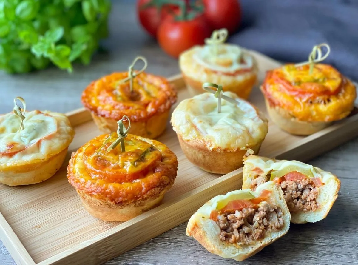 Kleine Cheeseburger Muffins aus Pizzateig, perfekt für jede Party
