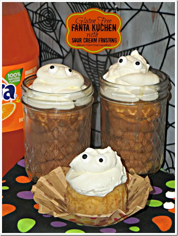 Kleine Fanta Kuchen und Cupcakes in Gläsern, fertig zum Servieren oder Verschenken