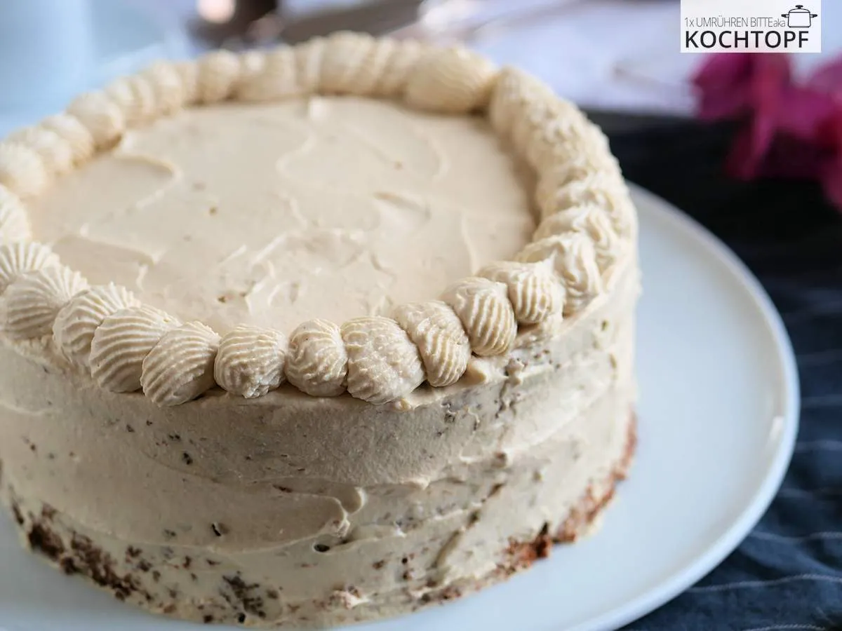 Kleine Kaffee-Sahne-Torte auf Tortenplatte