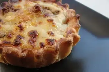 Kleine, offene Perepetschi-Törtchen mit herzhafter Füllung, traditionell serviert