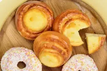 Kleine, runde Watruschki Quarktaschen mit einer Füllung aus Twarog