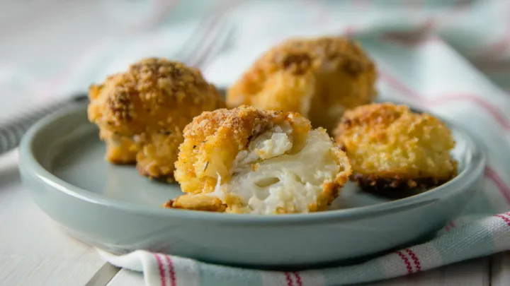 Knusprig gebackener Blumenkohl mit Currydip aus dem Backofen