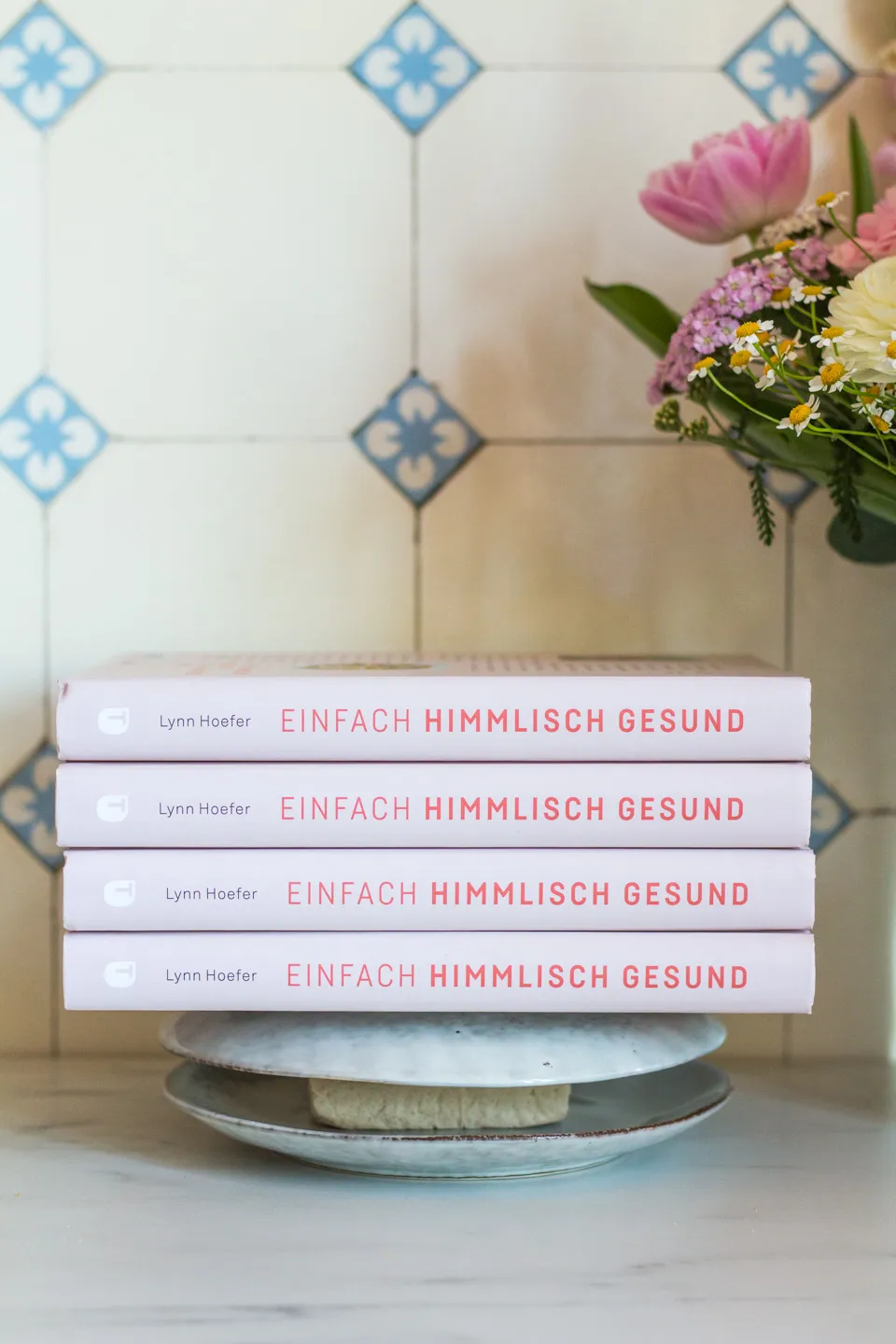 Knusprig gebratener Tofu in einer Pfanne, kurz bevor die Marinade hinzugefügt wird