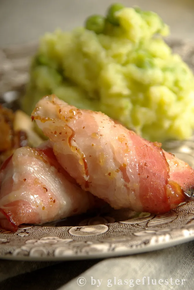 Knusprige Bacon-Hähnchenstücke, appetitlich angerichtet