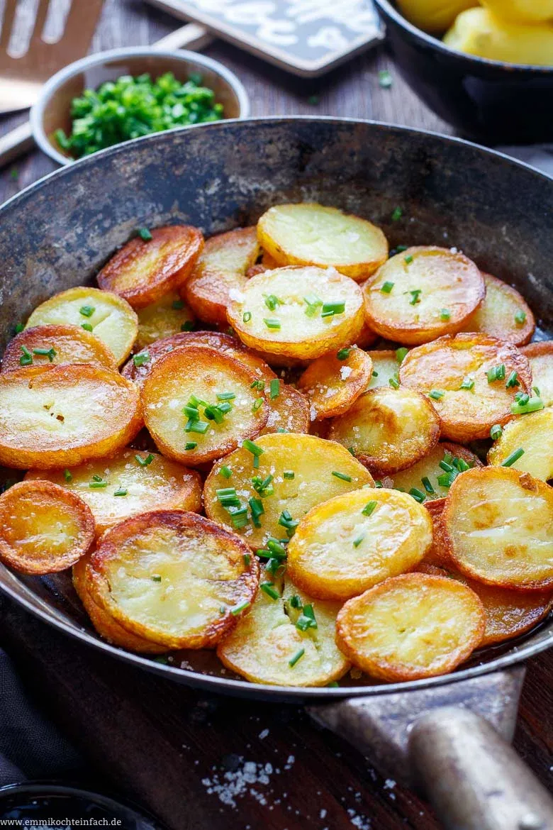 Knusprige Bratkartoffeln in einer gusseisernen Pfanne, servierfertig