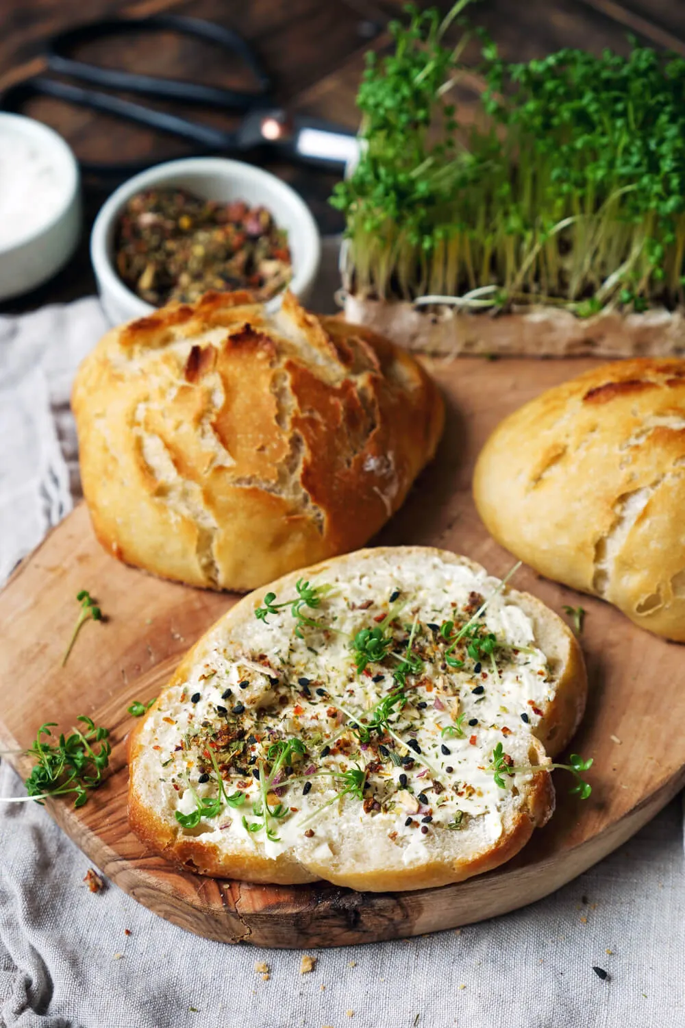 Knusprige Brötchen mit Butter und Kresse belegt