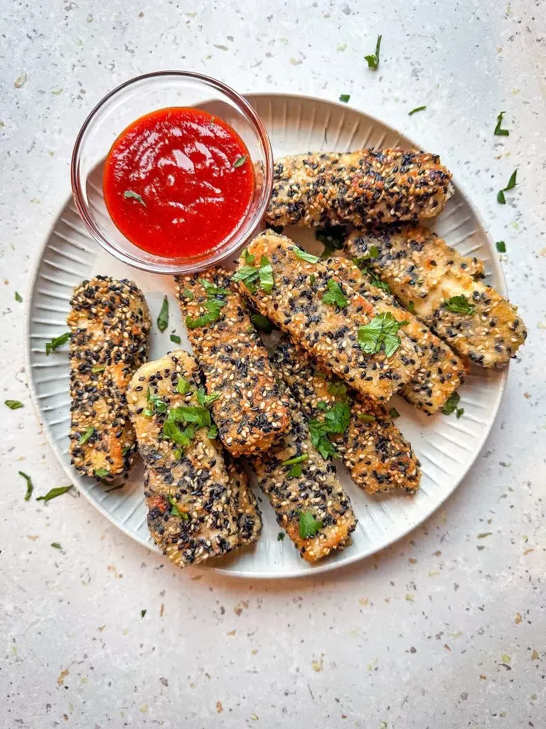 Knusprige Halloumi-Sticks mit Dip