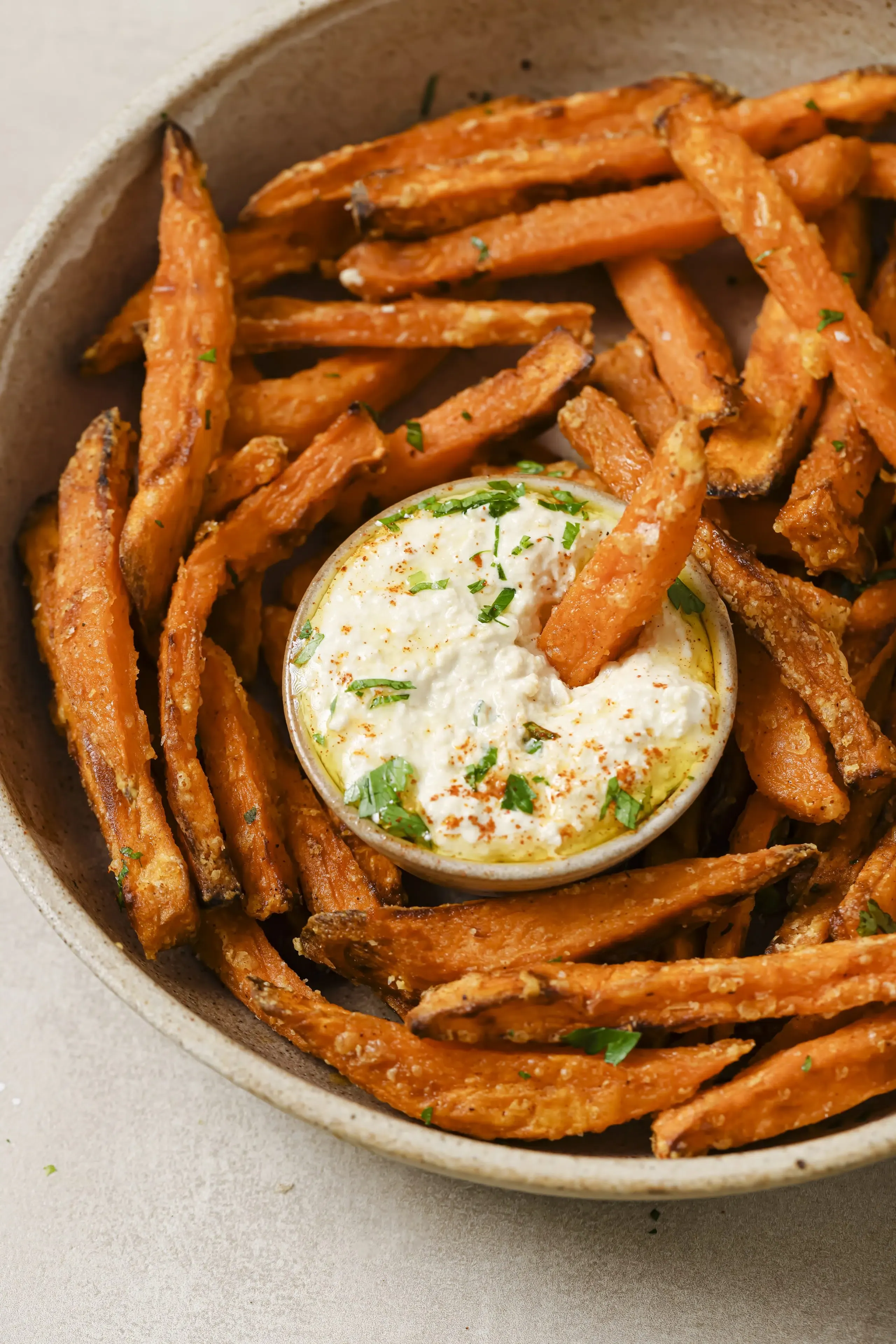 Knusprige Süßkartoffel-Pommes in einer Schale