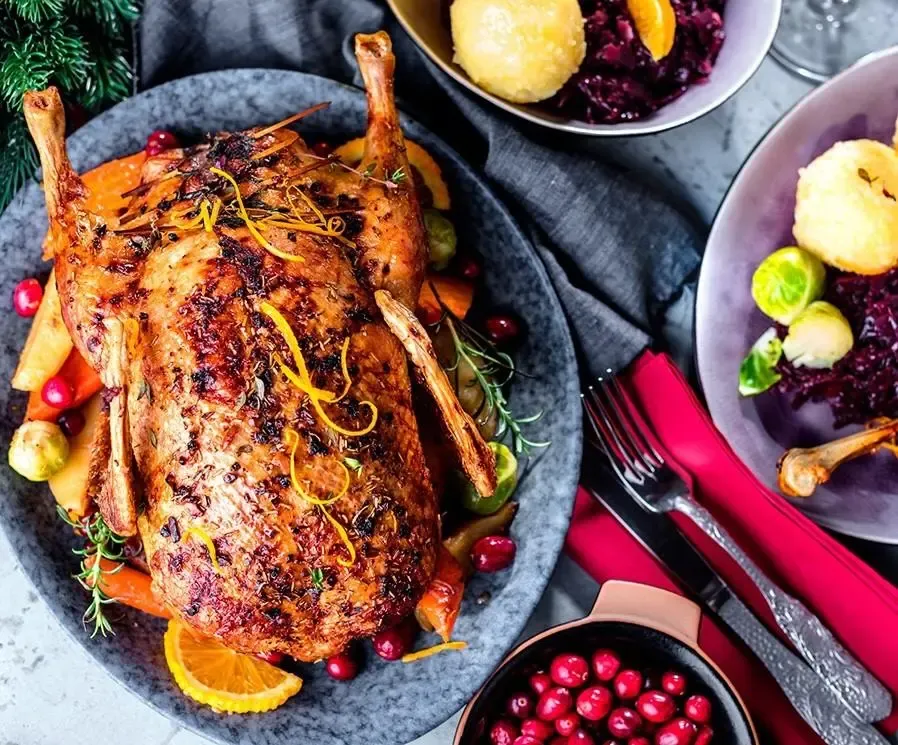 Knusprige Weihnachtsgans mit Klößen und Rotkohl