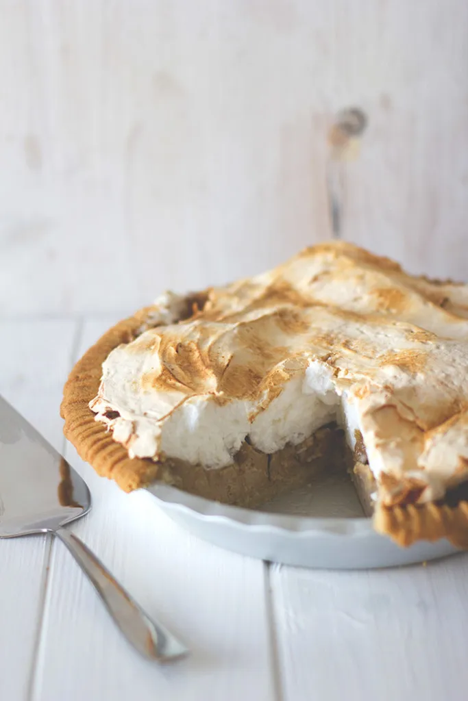 Knuspriger Boden, saftige Füllung und Baiser-Topping. Das ist mein Rhabarber-Baiser-Pie.