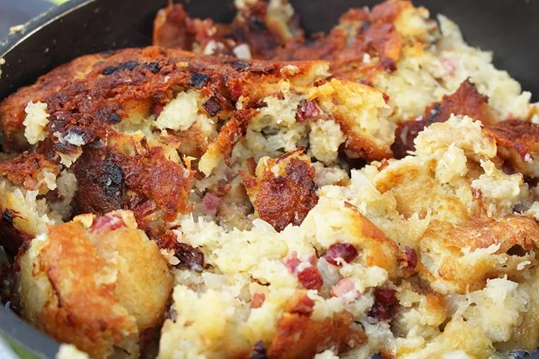 Knuspriger Dibbelabbes mit Zwiebeln und Kräutern