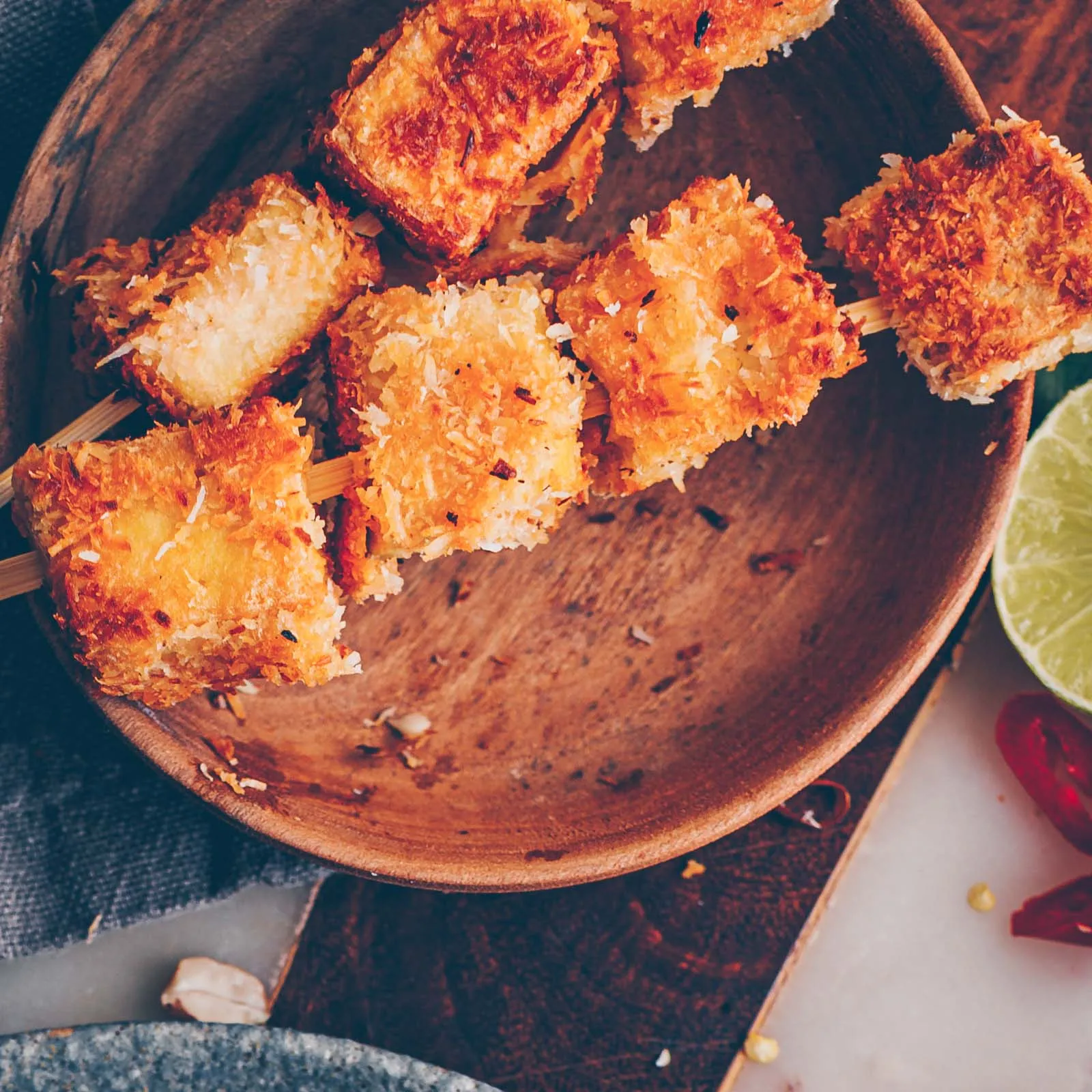 Knuspriger Kokos-Tofu in der Pfanne