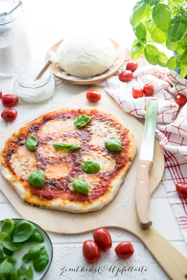 Knuspriger Pizzateig einer selbstgemachten Pizza Margherita