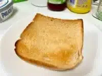 Knuspriger Toast beim Campingfrühstück im Wohnmobil