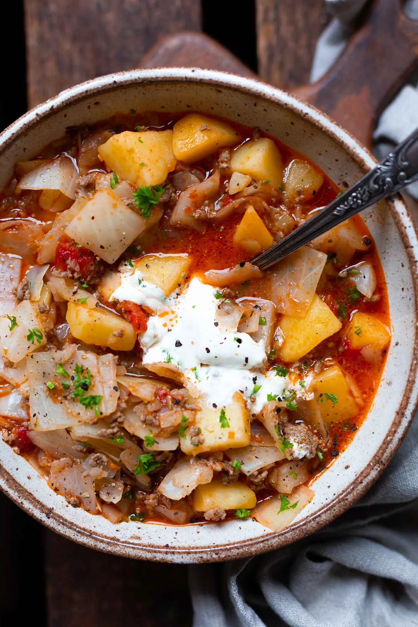 Kohl-Eintopf mit Hackfleisch in einer braunen Schüssel