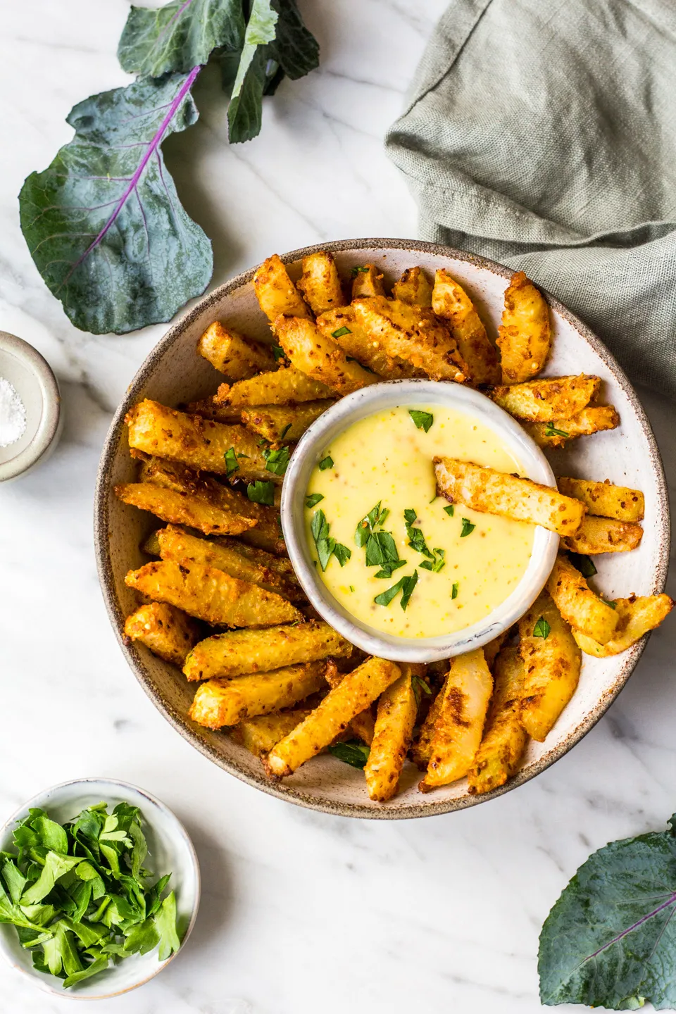 Kohlrabi-Pommes mit Mandelmus-Mayo in einer Schale