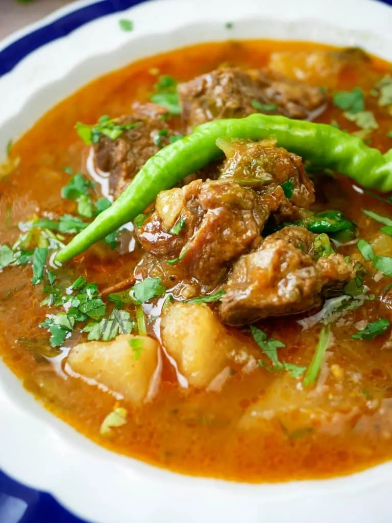 Kohlrabi-Rindfleisch Curry, ein traditionelles pakistanisches Gericht