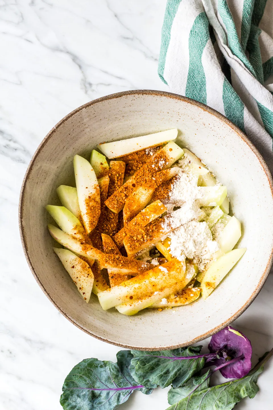 Kohlrabi-Streifen, fertig zum Backen, auf einem Backblech